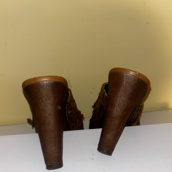 LEI Vintage Brown Suede Platform Clogs Mules Size 9 Boho Fringe Studded Y2K - Picture 8 of 11